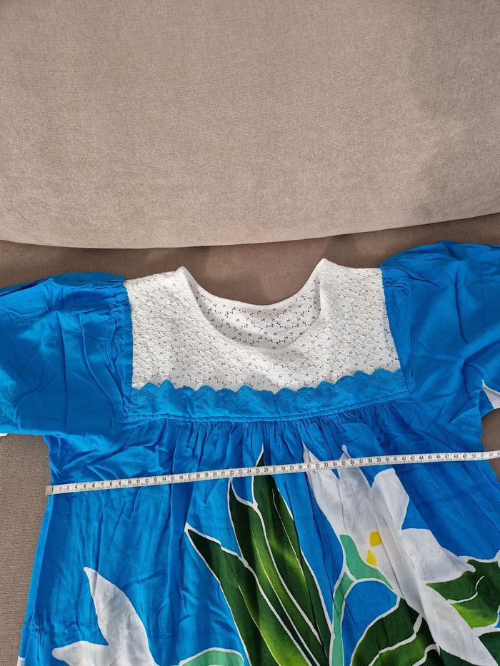 Robe polynésienne bleu à fleurs avec détail dentelle fleurie - photo numéro 8