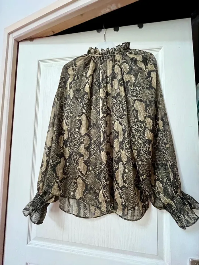 Très belle blouse taille 42/44 en très bon état, motif python noir et kaki - photo numéro 2