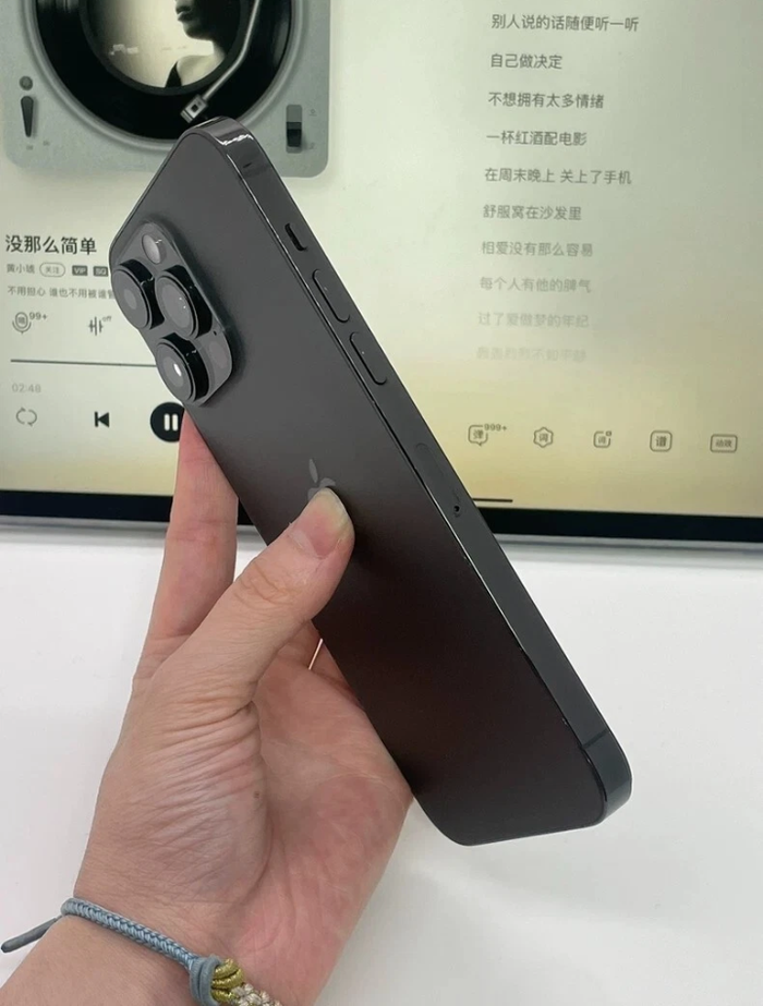 Une iphone quatorze pro max - photo numéro 2