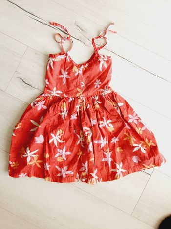 Vêtement fille robe à bretelles rouge motif fleurs 4 ans