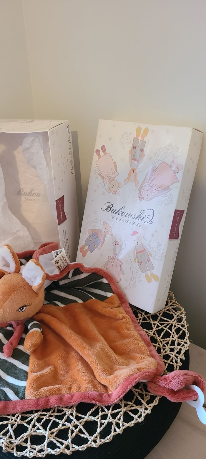 Doudou Plat Attache Tétine BUKOWSKI Biche Verte Kaki et Orange Neuf En Boite - photo numéro 5