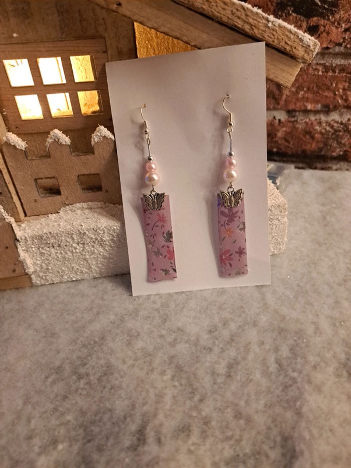 Boucles d'oreilles pendante en résine rose et argenté - photo numéro 2