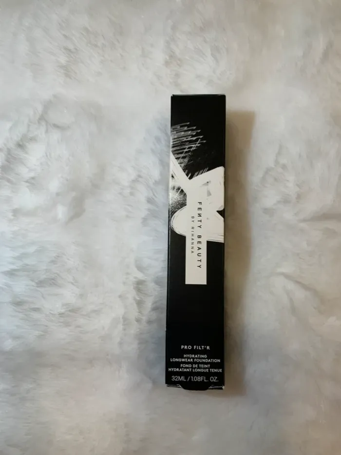 Fond de teint Fenty Beauty teinte 200 ( me contacter avant achat svp ) - photo numéro 2
