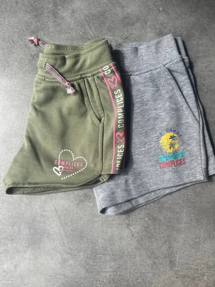 Lot 2 short kaki et Gris 5ans - photo numéro 2