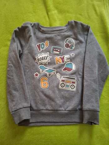 Pull gris avec motifs 