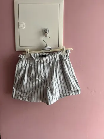 Short rayé noir et blanc avec ceinture