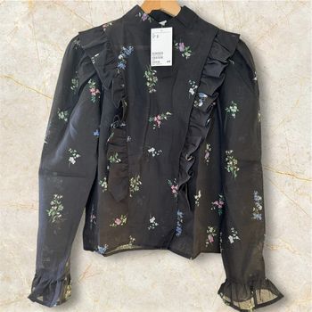 Top noir à fleurs