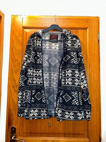Veste polaire bleu marine avec motif
