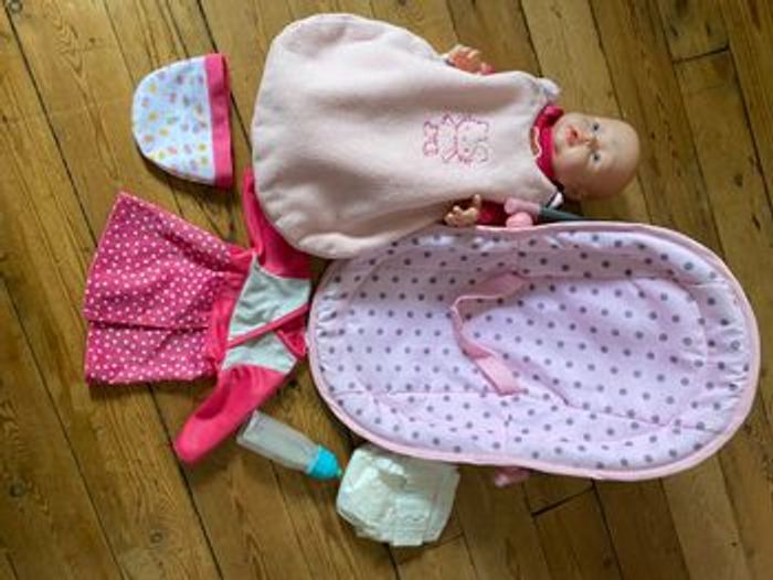 Lot poupée habillée transat gigoteuse biberon couche - photo numéro 3