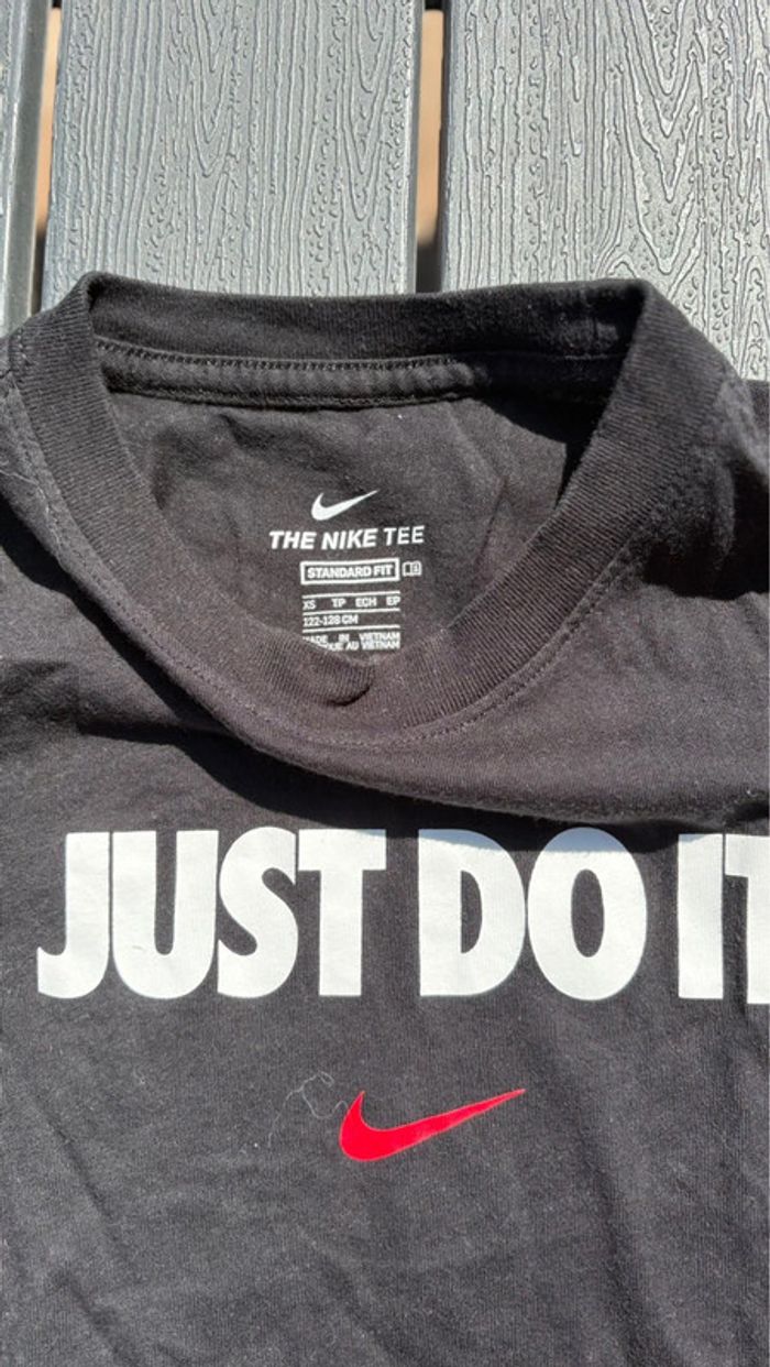 T shirt manches courtes Nike noir fille taille 7/8 ans - photo numéro 2