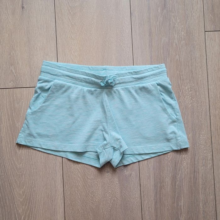 Tres joli short bleu en coton souple. Fille 12 ans. Marque H&M