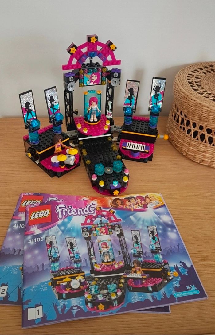Lego friends 
La scène de la chanteuse
Excellent état 
Complet
Set 41105