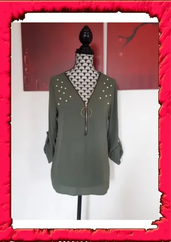 Joli haut avec perles taille unique