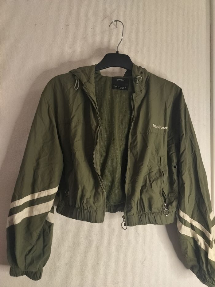 Petit gilet Bershka de sport kaki crop top - photo numéro 3