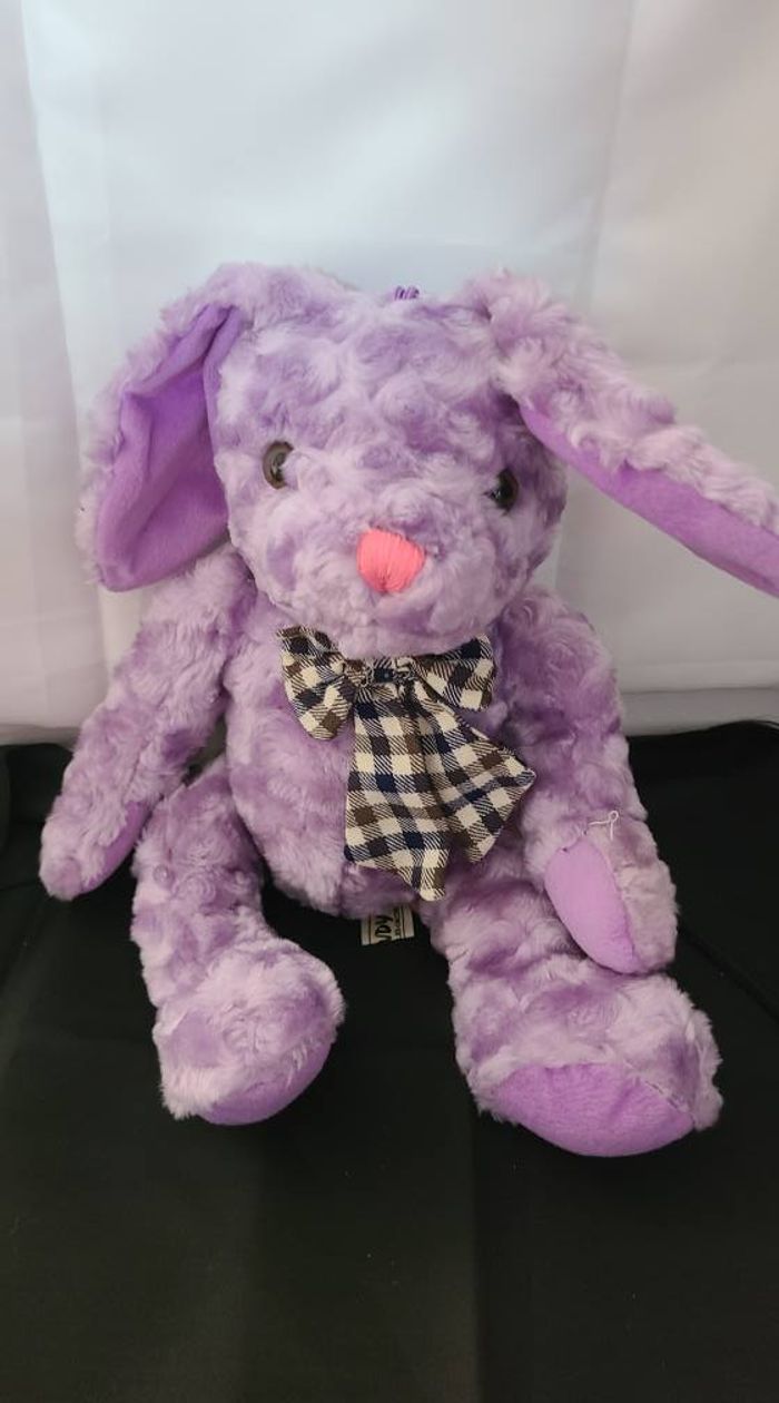 Lapin en peluche violet avec nœud - photo numéro 2