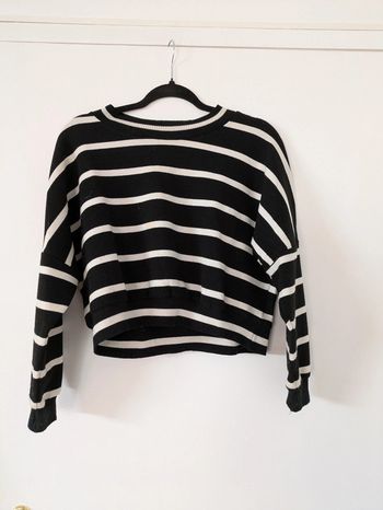 Pull court a rayures horizontales