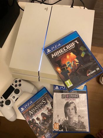 PS4 Blanche 500 Go en très bon état + Manette officielle + 3 Jeux