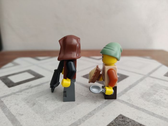 2 figurines Wolfpack et enfant paysan du set Lego 10332 Place du Village Médiéval - photo numéro 2