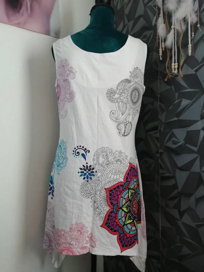 Tunique blanche sans manches asymétrique avec motifs mandala, rosace / coton du monde / (42) - photo numéro 2