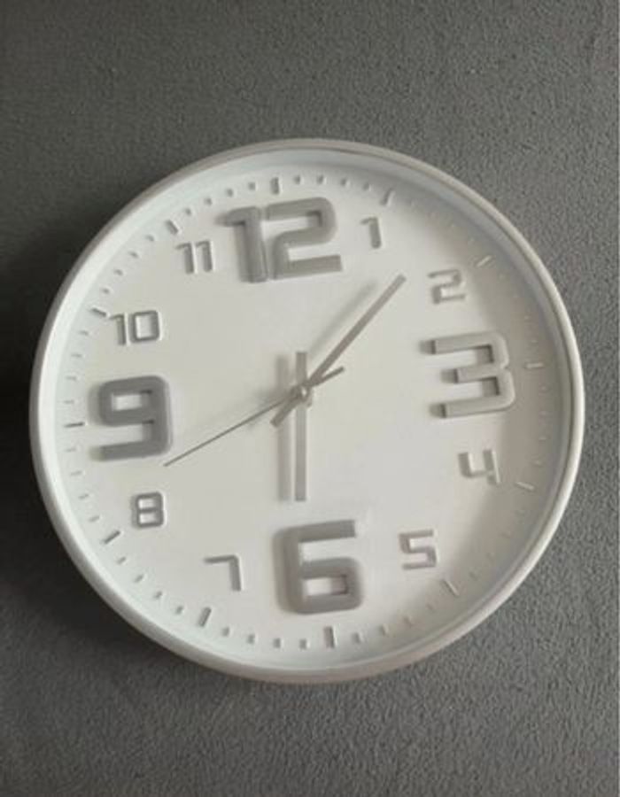 Horloge gris argentée