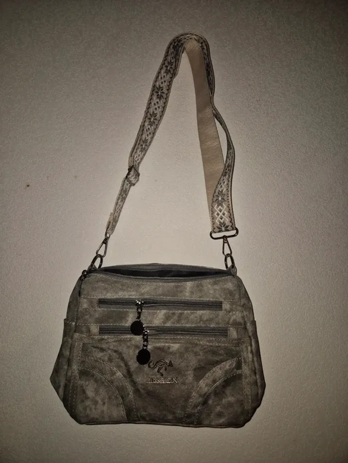 Sac à main neuf, jamais utilisé, en excellent état.