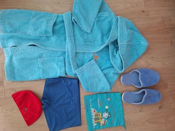 Peignoir Martin, maillot et bonnet de bain, sac à maillot mouillé taille 6 ans, chaussons taille 33
