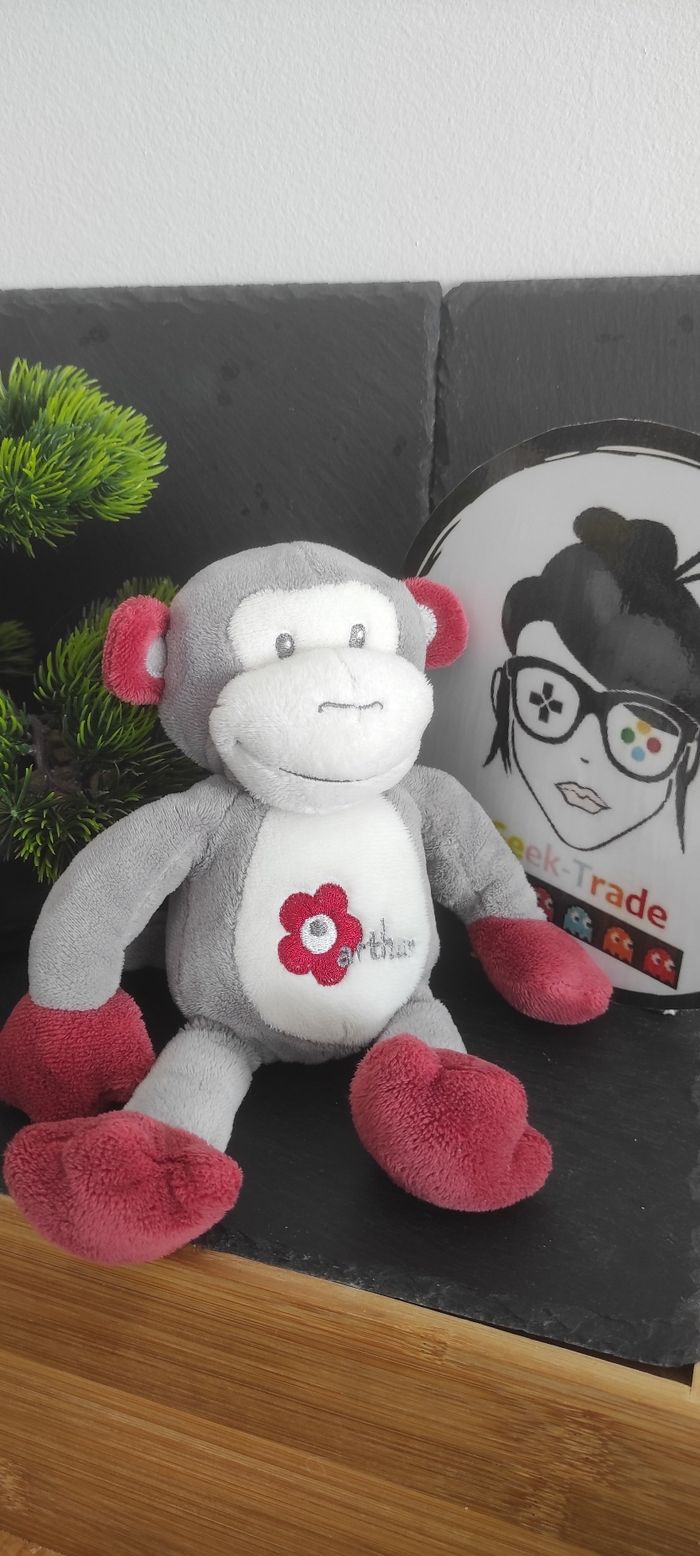 Bebisol Doudou Singe Arthur Gris Rouge Blanc peluche fleur lola