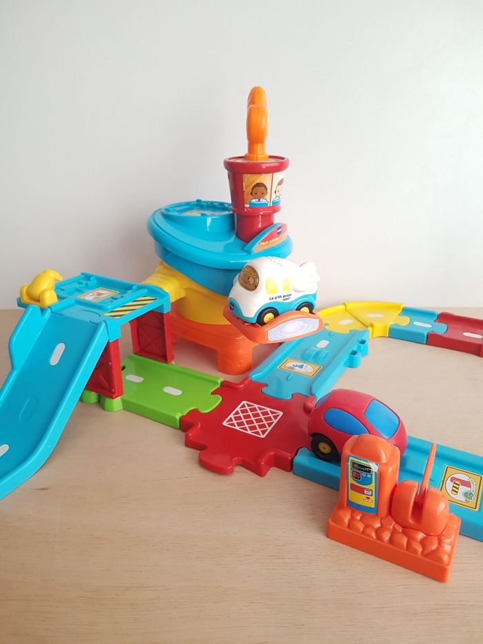VTech Circuit interactif et avion Mon aéroport interactif Tut tut bolides