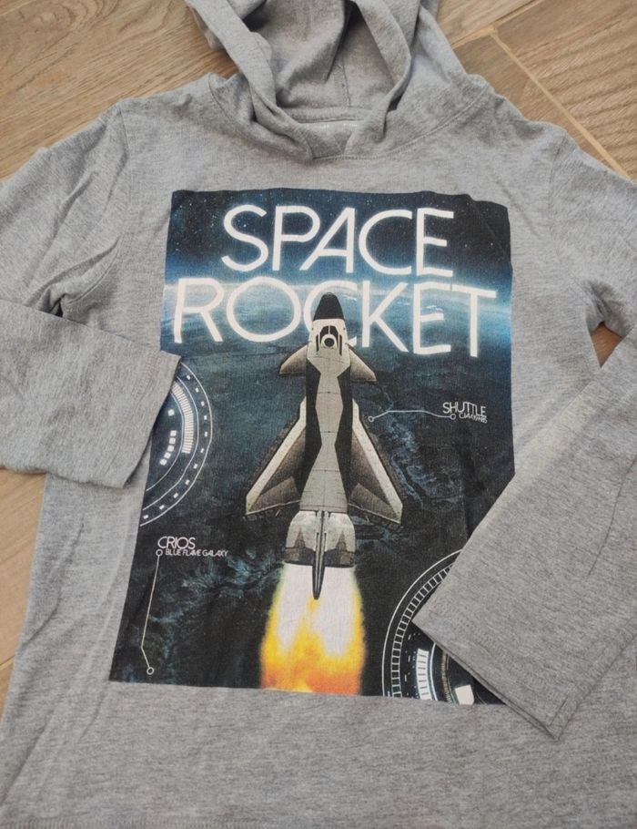 T.shirt capuche très bon état 8 ans - photo numéro 2