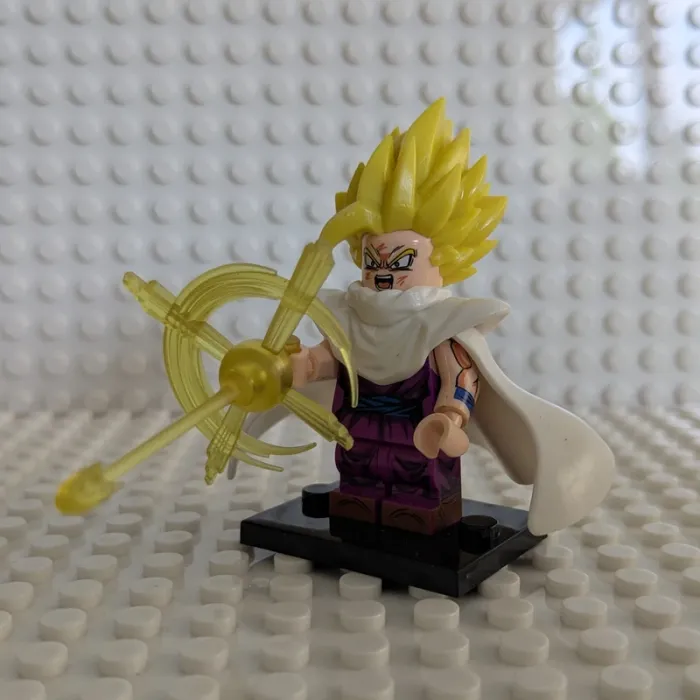 Figurine Dragon Ball : Gohan Super Saiyan entraîné par Piccolo, style lego