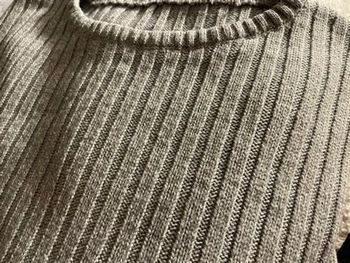 Pull côtelé Gris col rond, manches longues Taille 2 Très bon état 