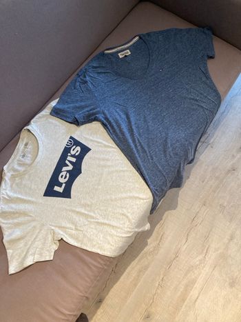 Lot de 2 tee shirt manches courtes en très bon état marque LEVI ´S et Tommy Hilfiger