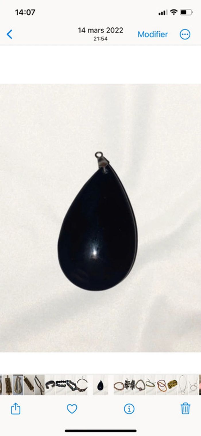 Pendentif en forme de goutte noire et crochet argenté très bon état