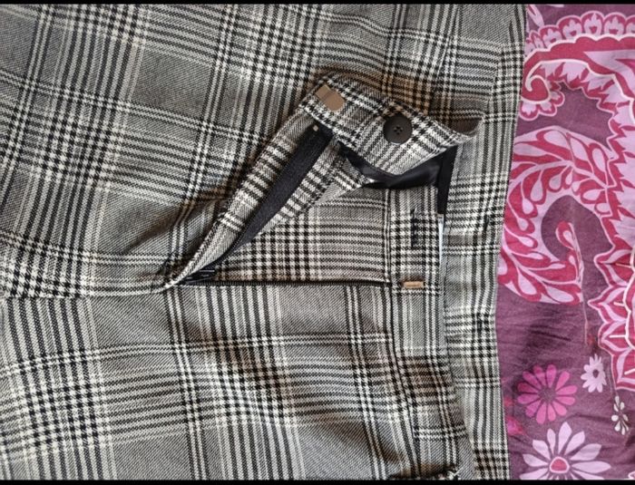 Pantalon rayée carreaux gris violeta parfait état tartan noir et blanc - photo numéro 2