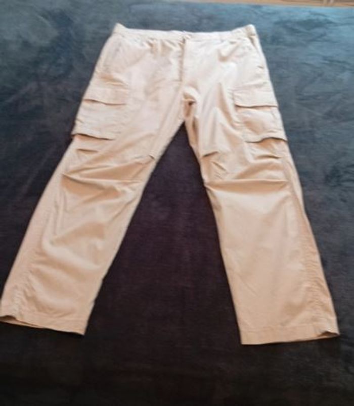 Pantalon léger type cargo neuf taille 52/54
