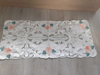 Chemin de table satiné fleurs vintage