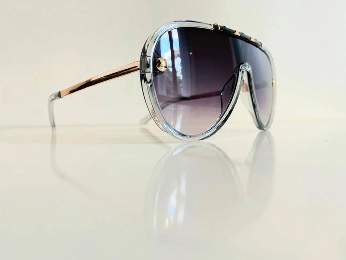 Lunette de soleil mixte transparente style masque bras dorés UV protection catégorie 3