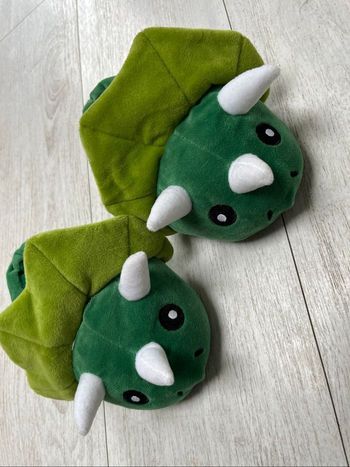 Chaussons verts dinosaure  taille 24/25 Eldys