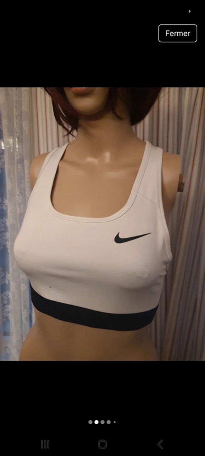 Jolie Brassière de sport blanche Nike taille S - photo numéro 2