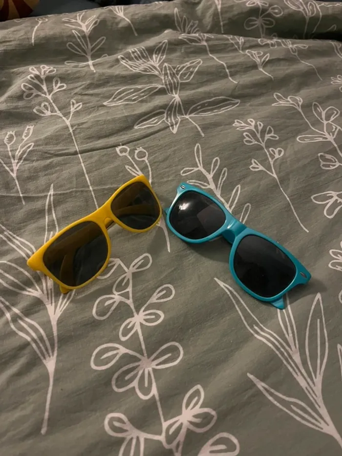 Deux paires de lunettes de soleil