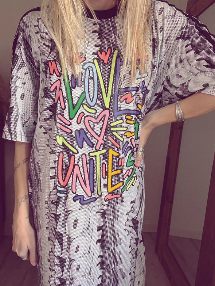 adidas Originals - Pride - Robe t-shirt à imprimé Love Unites neuve noir blanc multicolore - photo numéro 4