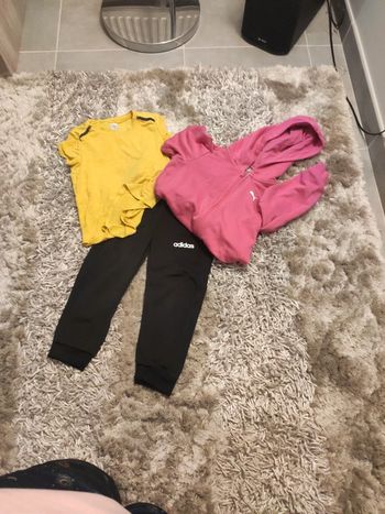 Ensemble de sport de marque différentes taille 3-4 ans