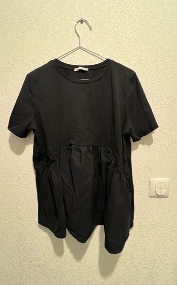 T-shirt noir à volants