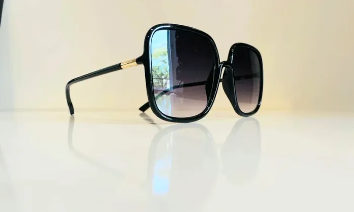 Lunette de soleil femme carrée noire et dorée verres dégradés UV protection catégorie 3