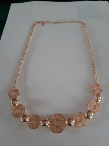 Joli collier fantaisie doré légèrement rosé