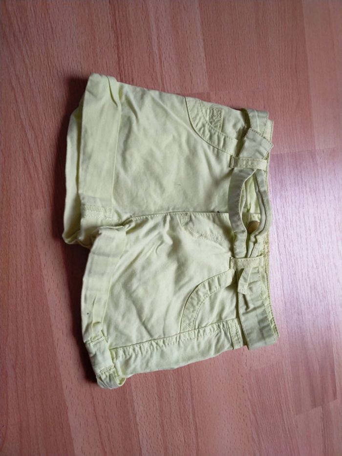 Joli short jaune vif 18 mois