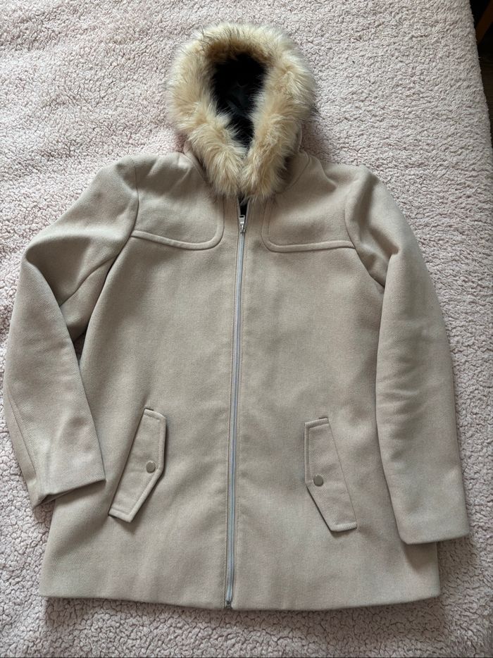 Manteau court blanc cassé à capuche