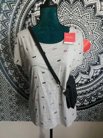 Tee-shirt gris avec différentes broderies et noeud noir dans le dos / arkitect / (L)