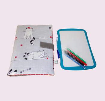 pochette range ardoise et crayons, effaceur offert, modèle chats fond gris