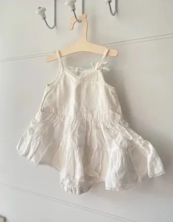 Robe bretelle à volant blanche